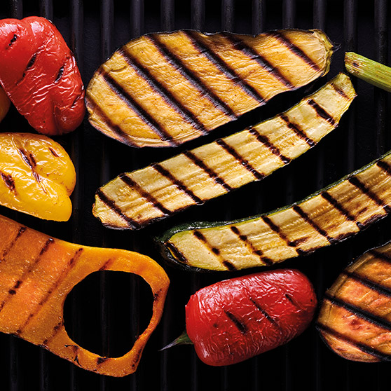 Grilovaná zelenina jako cuketa, paprika a lilek s výraznými mřížkami – rovnoměrně připravená pomocí CHEF'S COMBI od HOBARTU pro optimální chuť a zachování barev.