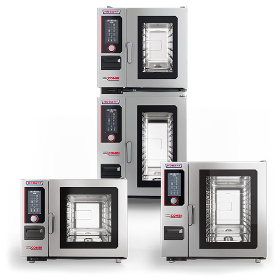 Čtyři profesionální kombinované trouby CHEF'S COMBI od HOBART z nerezové oceli se skleněnými dveřmi a digitálním ovládáním, uspořádané vedle sebe a na sobě.
