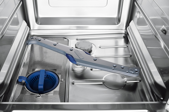 Vnitřní pohled na podstolní myčku HOBART se samočisticím mycím systémem, viditelný modrý filtrační koš a ostřikovací ramena