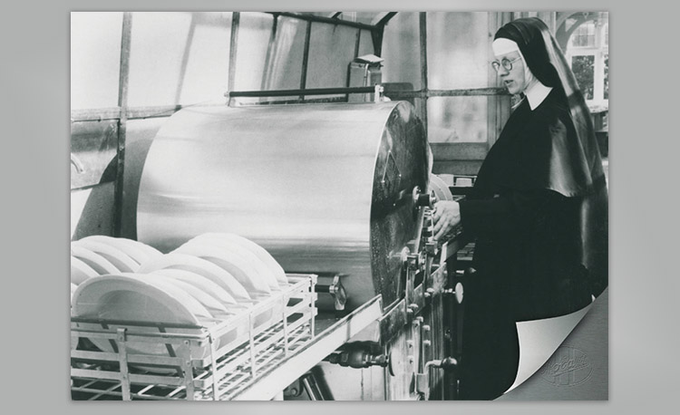 Historický snímek profesionální kuchyně s velkou Hobart myčkou a koši na nádobí – raná technologie pro efektivní čištění v komerčních kuchyních.