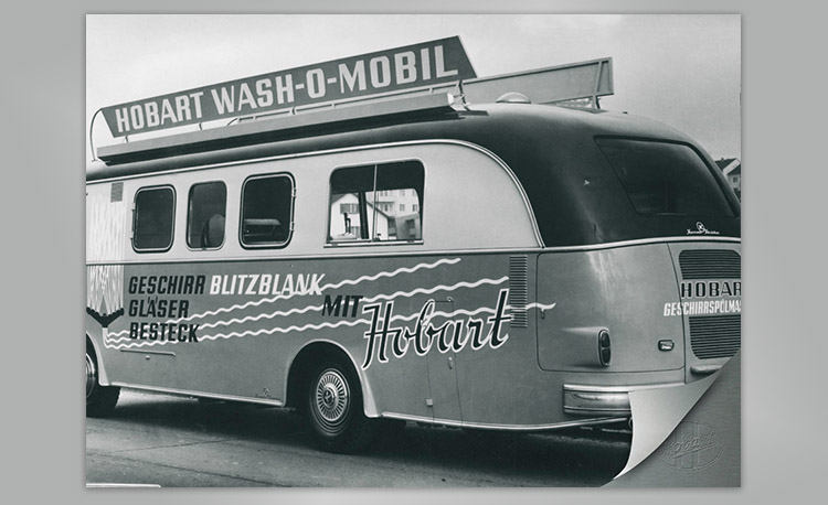 Historické Hobart Wash-O-Mobil – propagační vozidlo pro myčky nádobí, čištění sklenic a příborů, s velkým střešním nápisem a výrazným potiskem.