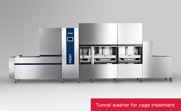 Tunelová myčka HOBART PROFI z nerezové oceli pro hygienické čištění klecí, s automatickým mycím systémem, dopravníkem a několika komorami, ideální pro laboratoře a výzkumná prostředí.