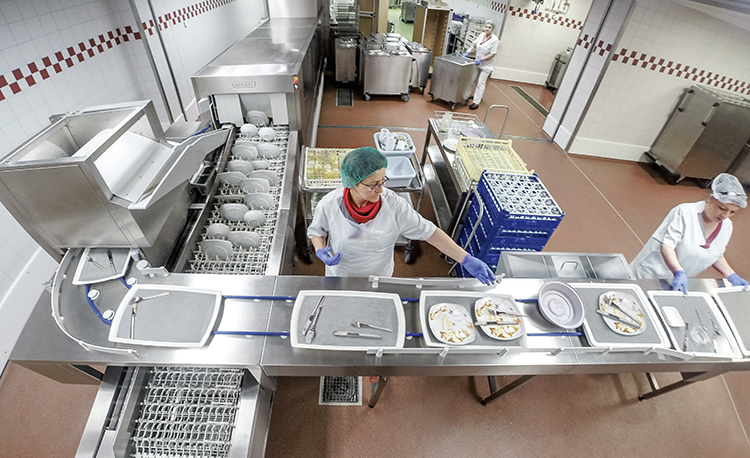 HOBART FLOW Line autoLINE automatický mycí systém pro velkokuchyně, s dopravníkovou technologií pro efektivní čištění táců, příborů a nádobí, vysoká kapacita a optimalizované hygienické procesy.