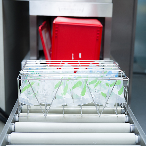 Nerezový koš s opakovaně použitelnými poháry před systémem HOBART FUX, vysoce výkonné řešení pro čištění pohárů na velkých akcích s nízkými provozními náklady.