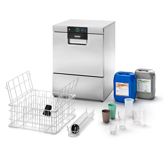 Podstolní myčka HOBART z nerezové oceli s košem, opakovaně použitelnými poháry, sklenicemi a čisticími prostředky, efektivní řešení pro udržitelný provoz v gastronomii.