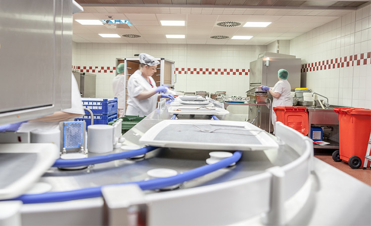 Moderní mycí kuchyně s HOBART FLOW Line autoLINE, automatický mycí systém s dopravníkem a pracovními stanicemi pro efektivní čištění táců, talířů a sklenic, nerezová konstrukce pro hygienické a optimalizované procesy.