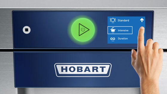 Ovládací panel myčky HOBART s dotykovou obrazovkou, volba intenzivního programu, zelené tlačítko start a logo HOBART pro profesionální mytí nádobí.