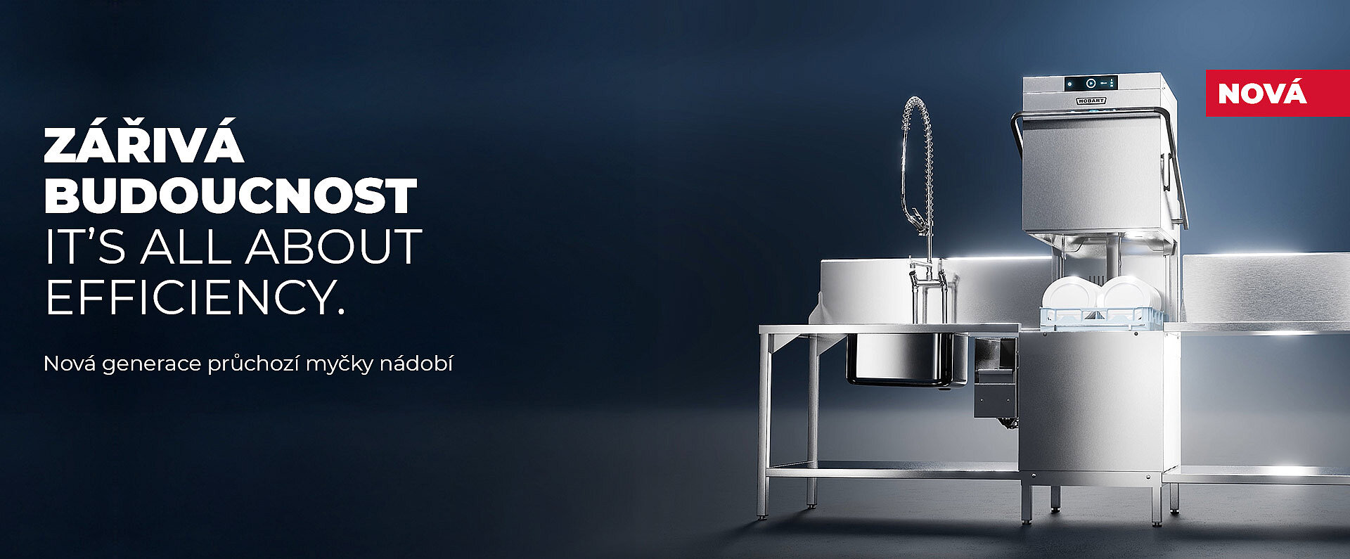 Prezentační obrázek zobrazující moderní průchozí myčku HOBART s nerezovými pracovními stoly, integrovanou předoplachovací jednotkou a koši na nádobí, nafocený ve studiovém prostředí s textem o efektivitě a nové generaci technologie mytí.