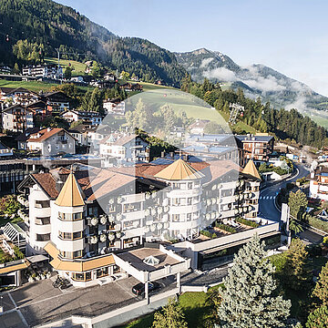 Letecký pohled na Gardena Grödnerhof ve St. Ulrichu v Gardenu, pětihvězdičkový hotel Relais & Châteaux zasazený do panoramatu Dolomit, známý také díky gourmet restauraci Anna Stuben oceněné michelinskou hvězdou a vysokými hodnoceními prestižních průvodců.